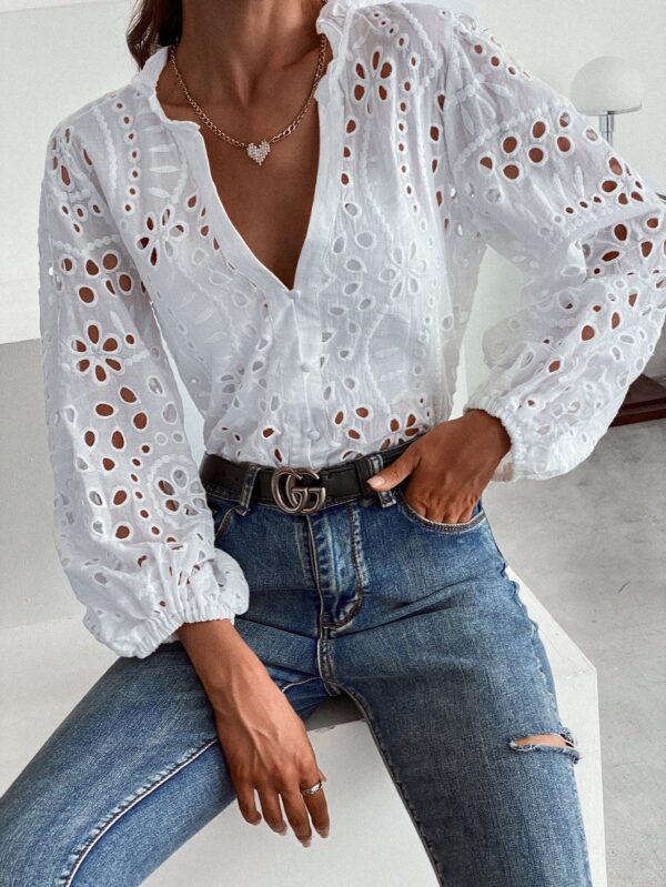 Blusa Casual con Bordado Calado y Escote Muesca