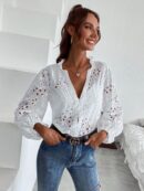 Blusa Casual con Bordado Calado y Escote Muesca