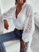 Blusa Casual con Bordado Calado y Escote Muesca