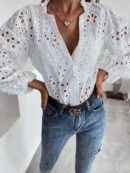 Blusa Casual con Bordado Calado y Escote Muesca