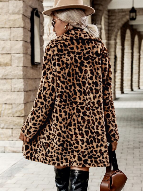 Abrigo Fuzzy con Estampado de Leopardo y Apertura Frontal - Image 2