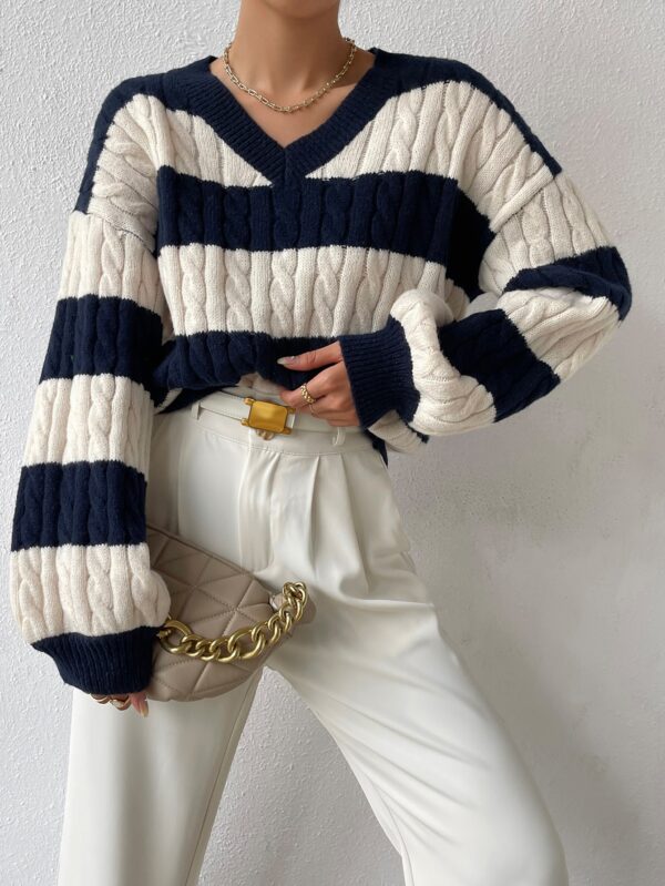 Sweater Oversize Bicolor con Cuello en V y Mangas Caídas - Image 2