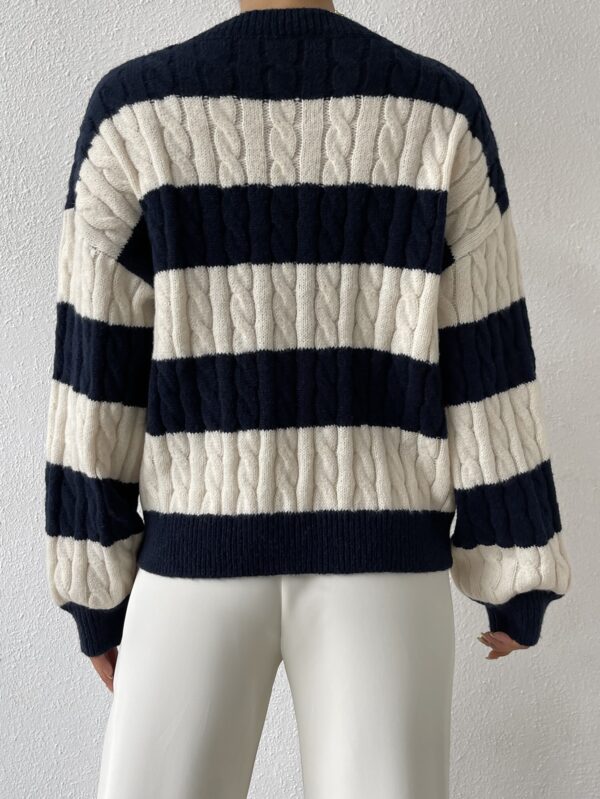 Sweater Oversize Bicolor con Cuello en V y Mangas Caídas - Image 3