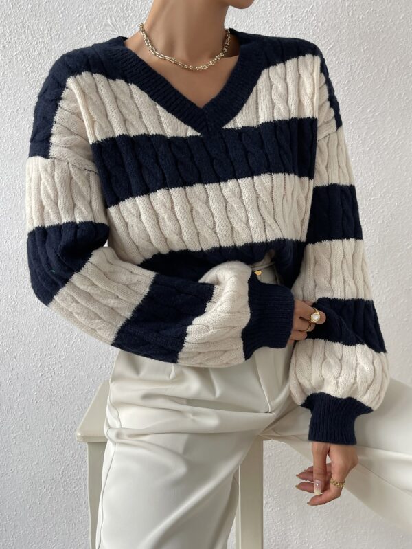 Sweater Oversize Bicolor con Cuello en V y Mangas Caídas - Image 6