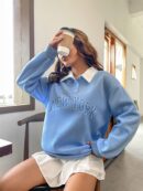 Pullover Collar Polo con Hombros Caídos y Gráfica de Letras