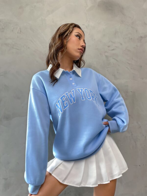 Pullover Collar Polo con Hombros Caídos y Gráfica de Letras - Image 3