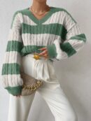 Sweater Oversize Bicolor con Cuello en V y Mangas Caídas