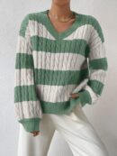 Sweater Oversize Bicolor con Cuello en V y Mangas Caídas