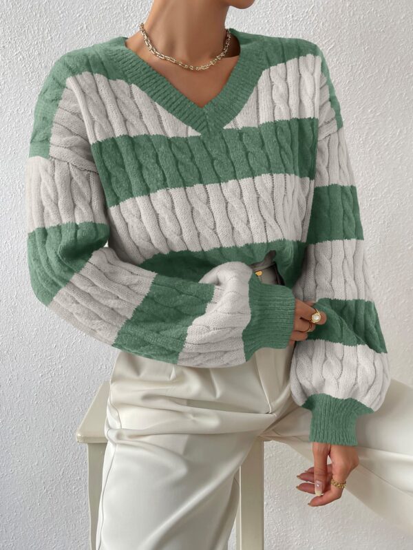 Sweater Oversize Bicolor con Cuello en V y Mangas Caídas - Image 78