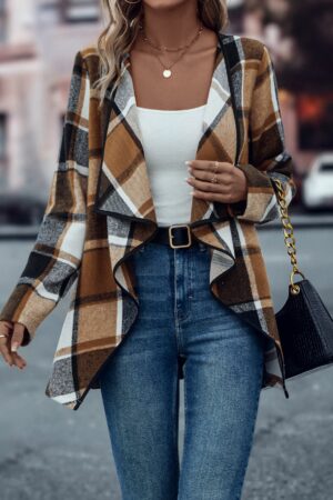 Abrigo de Tweed con Cuello Cascada y Dobladillo Asimétrico