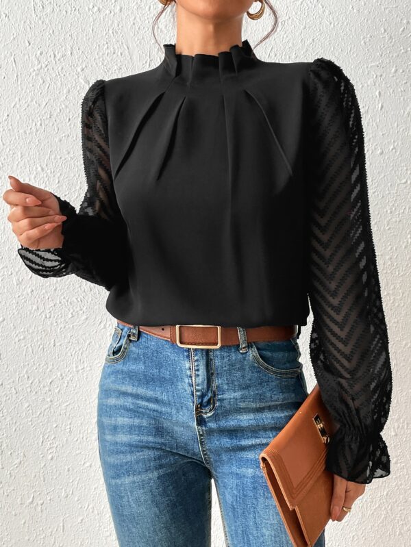 Blusa Elegante de Manga Larga con Cuello Volado y Detalles Plegados