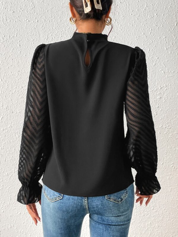 Blusa Elegante de Manga Larga con Cuello Volado y Detalles Plegados - Image 2
