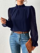Blusa Elegante de Manga Larga con Cuello Volado y Detalles Plegados