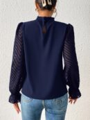 Blusa Elegante de Manga Larga con Cuello Volado y Detalles Plegados