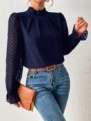 Blusa Elegante de Manga Larga con Cuello Volado y Detalles Plegados