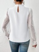 Blusa Elegante de Manga Larga con Cuello Volado y Detalles Plegados