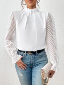Blusa Elegante de Manga Larga con Cuello Volado y Detalles Plegados