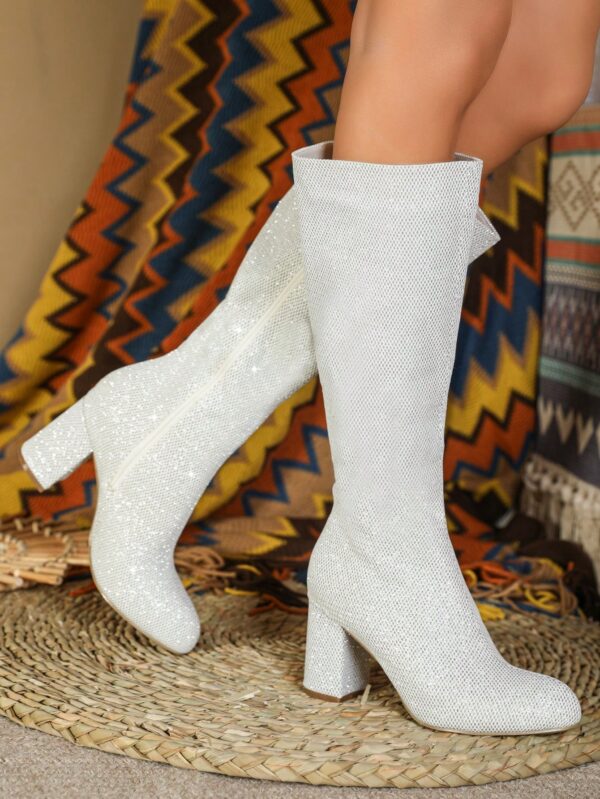 Botas de Otoño y Primavera Perfectas con Vestido Negro - Image 5