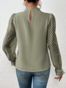 Blusa Elegante de Manga Larga con Cuello Volado y Detalles Plegados