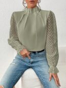 Blusa Elegante de Manga Larga con Cuello Volado y Detalles Plegados