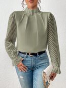 Blusa Elegante de Manga Larga con Cuello Volado y Detalles Plegados
