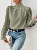 Blusa Elegante de Manga Larga con Cuello Volado y Detalles Plegados