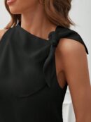 Blusa Negra Asimétrica con Nudo en Hombro y Cuello
