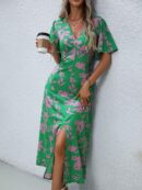 Vestido Largo Elegante de Estampado Tropical con Escote en V y Volantes