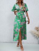 Vestido Largo Elegante de Estampado Tropical con Escote en V y Volantes