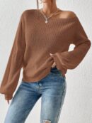 Sweater de Cuello Asimétrico en Punto Cafí Solido