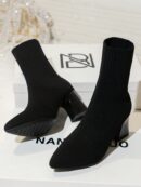 Botines Negros de Tacón Grueso y Punta Afilada