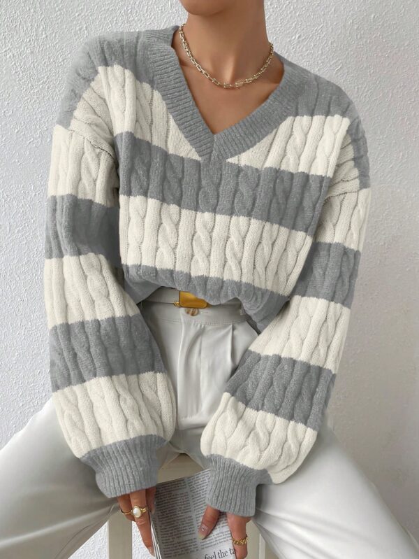Sweater Oversize Bicolor con Cuello en V y Mangas Caídas - Image 61