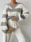 Sweater Oversize Bicolor con Cuello en V y Mangas Caídas