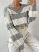 Sweater Oversize Bicolor con Cuello en V y Mangas Caídas