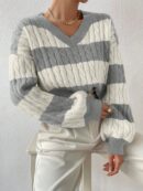 Sweater Oversize Bicolor con Cuello en V y Mangas Caídas