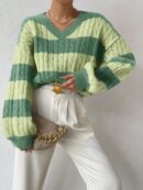 Sweater Oversize Bicolor con Cuello en V y Mangas Caídas