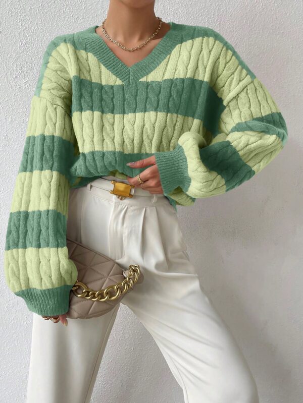 Sweater Oversize Bicolor con Cuello en V y Mangas Caídas - Image 57