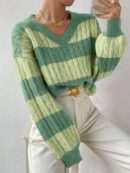 Sweater Oversize Bicolor con Cuello en V y Mangas Caídas