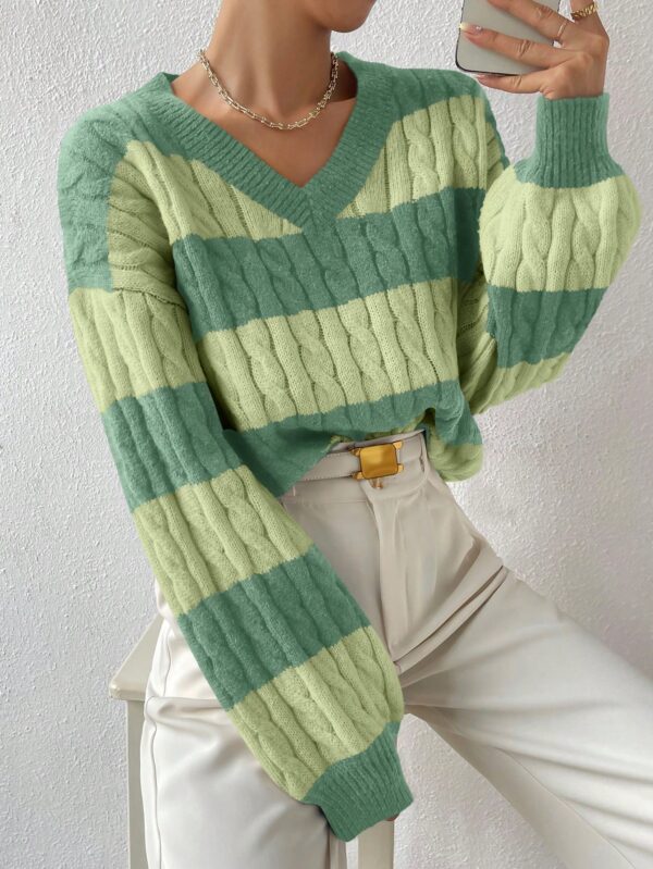 Sweater Oversize Bicolor con Cuello en V y Mangas Caídas - Image 58