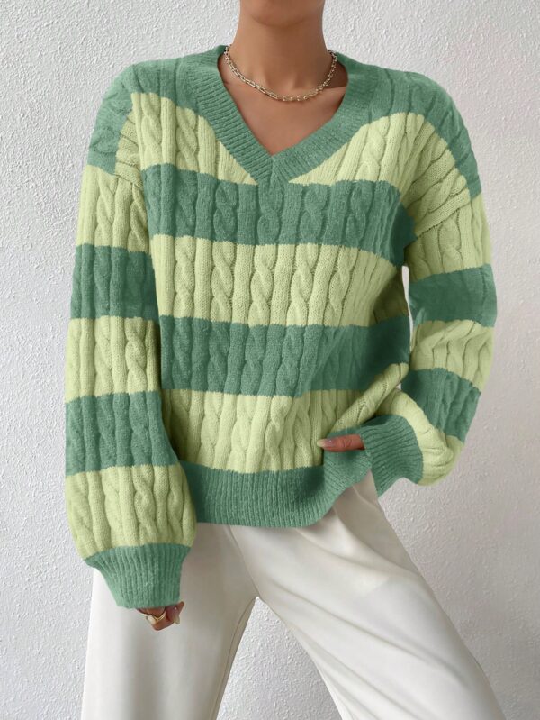Sweater Oversize Bicolor con Cuello en V y Mangas Caídas - Image 59