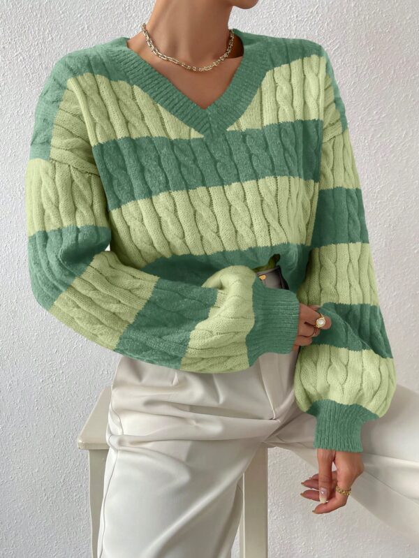 Sweater Oversize Bicolor con Cuello en V y Mangas Caídas - Image 60