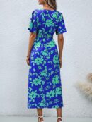 Vestido Largo Elegante de Estampado Tropical con Escote en V y Volantes