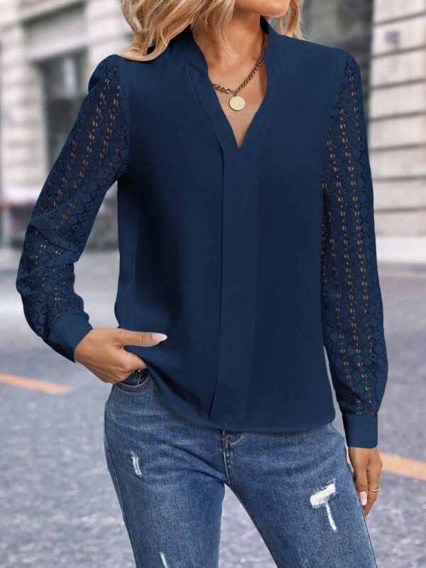 Blusa Casual con Encaje en Contraste y Escote Muesca - Image 11