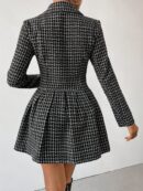 Abrigo Tweed Plisado con Doble Botonadura y Cuello Solapa