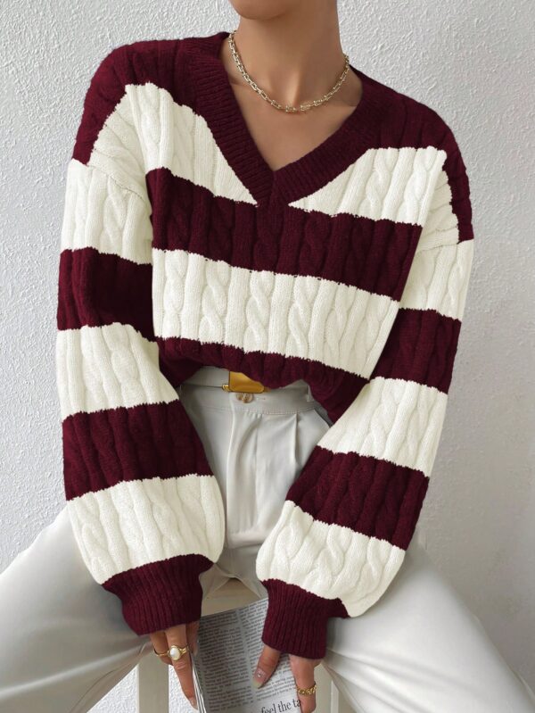 Sweater Oversize Bicolor con Cuello en V y Mangas Caídas - Image 7