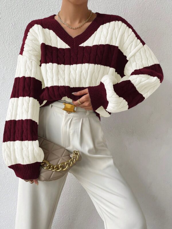 Sweater Oversize Bicolor con Cuello en V y Mangas Caídas - Image 9