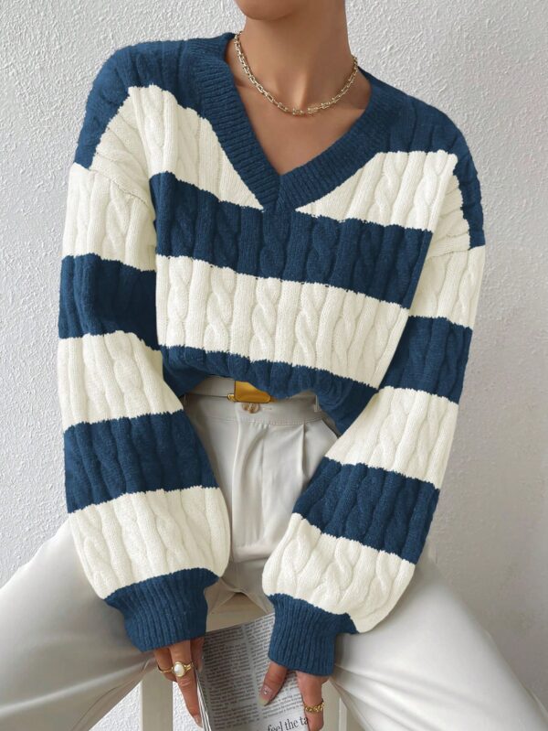 Sweater Oversize Bicolor con Cuello en V y Mangas Caídas - Image 37