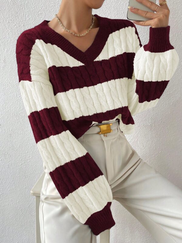 Sweater Oversize Bicolor con Cuello en V y Mangas Caídas - Image 10