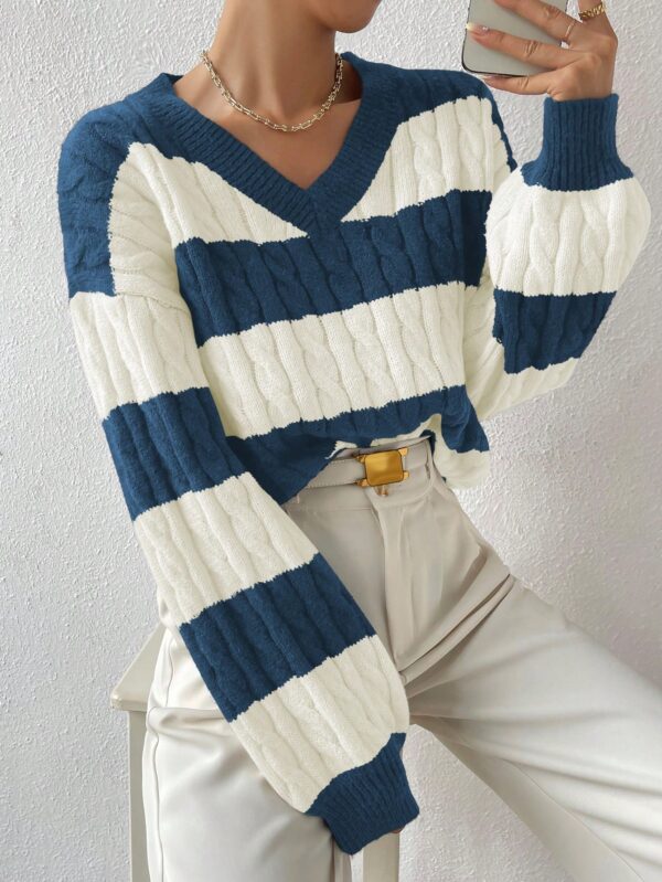 Sweater Oversize Bicolor con Cuello en V y Mangas Caídas - Image 40