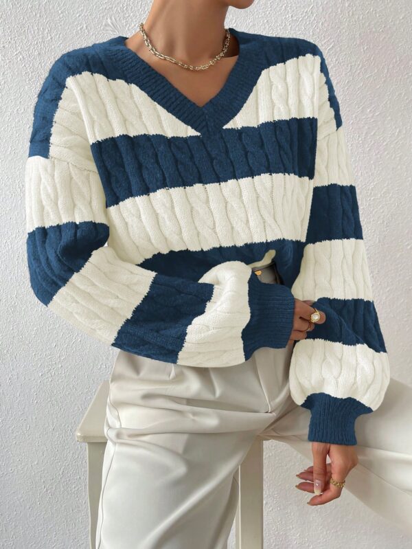 Sweater Oversize Bicolor con Cuello en V y Mangas Caídas - Image 42